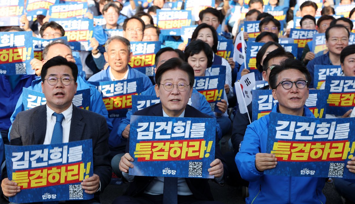 이재명 더불어민주당 대표 등 지도부들이 2일 서울역 인근에서 열린 ‘김건희·윤석열 국정농단 규탄 및 특검 촉구 국민행동의 날’ 집회에 참석해 김건희 여사 특검 촉구 손피켓을 들고 있다. 2024.11.02.[서울=뉴시스]