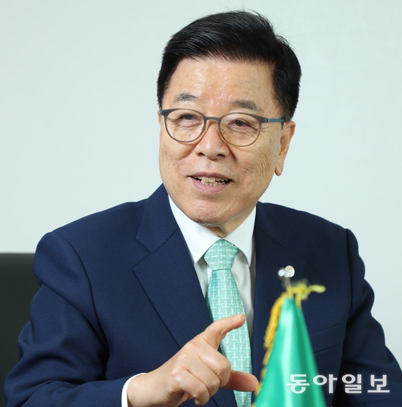 지난달 24일 경기 성남시 새마을운동중앙회 본관 회장실에서 김광림 새마을운동중앙회장이 동아일보와 인터뷰를 하고 있다. 올해 7월 제27대 새마을운동중앙회장으로 선출된 김 회장은 청년 세대로의 새마을운동 확산을 위해 노력하고 있다. 성남=신원건 기자 laputa@donga.com