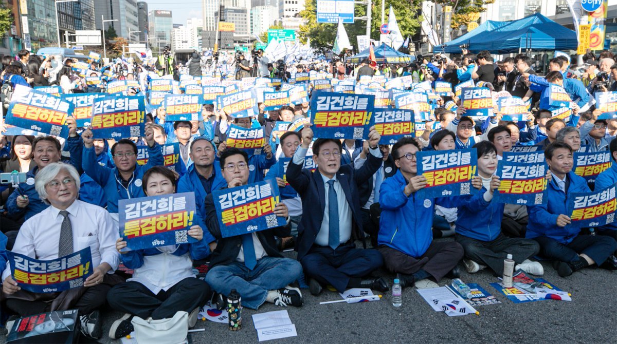 더불어민주당 이재명 대표와 박찬대 원내대표 등 당 지도부가 2일 오후 서울역 일대에서 열린 ‘김건희 윤석열 국정농단 규탄 및 특검 촉구’ 집회에서 ‘김건희를 특검하라’고 적힌 피켓을 들고 구호를 외치고 있다. 민주당은 이날 정부·여당을 향해 김건희 특검법 수용을 촉구하는 한편 윤석열 대통령 ‘탄핵’까지 언급하며 공세를 이어갔다. 뉴스1