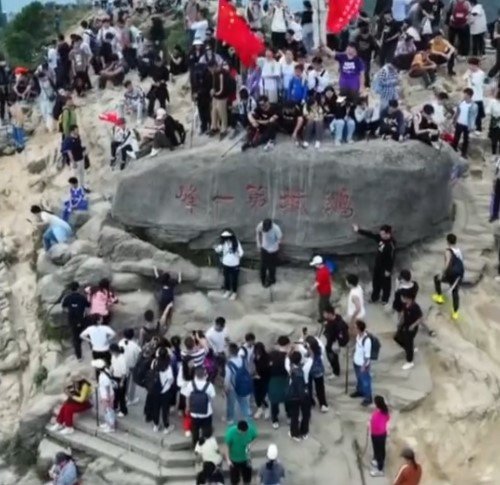 중국 남부 선전시 우통산의 꼭대기에 있는 바위.  등산객들이 정상에 오른 기념으로 바위에서 인증 사진을 찍고 있다. 채널A