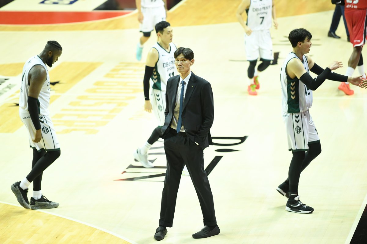 우승 후보로 꼽혔던 원주 DB의 시즌 초반 하락세가 심상치않다.(KBL 제공)