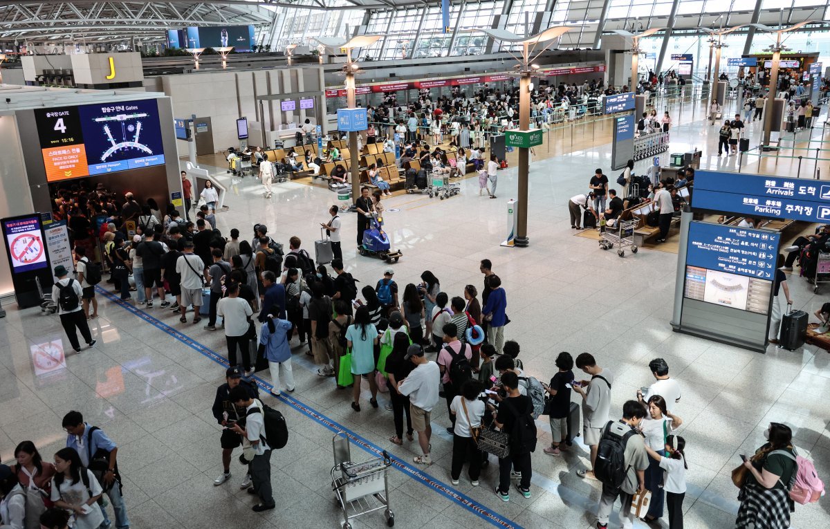 여름 휴가철 맞은 28일 인천 중구 인천국제공항 제1여객터미널 출국장에서 여행객들이 출국준비를 하고 있다. [인천공항=뉴시스]