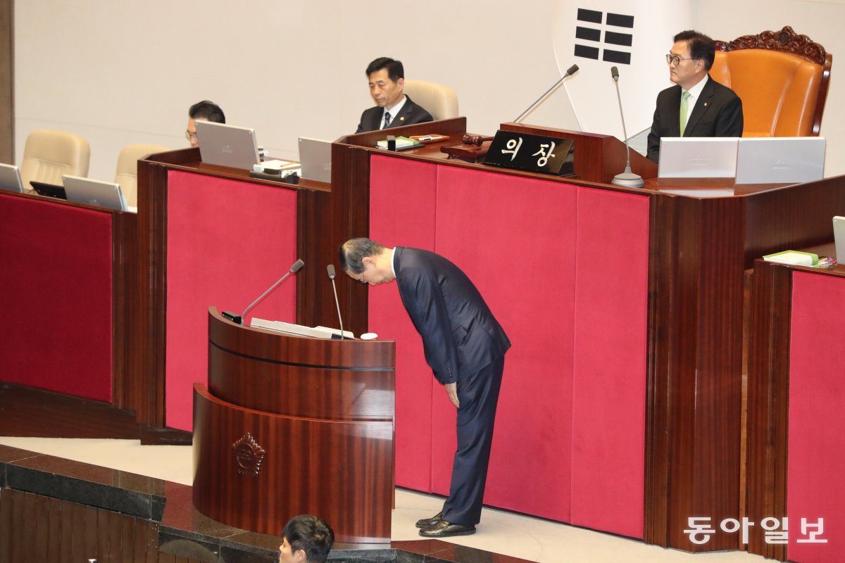 한덕수 총리가  2025년도 예산안 및 기금운용계획안에 대한 시정연설 전 인사하고 있다. 이훈구 기자 ufo@donga.com