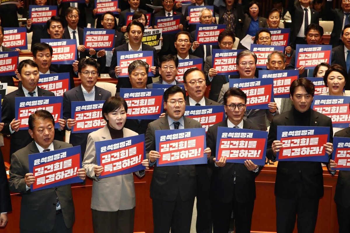 박찬대 더불어민주당 원내대표와 의원들이 4일 오전 서울 여의도 국회에서 열린 의원총회에서 피켓을 들고 윤석열 정권 규탄 구호를 외치고 있다. 2024.11.4.뉴스1