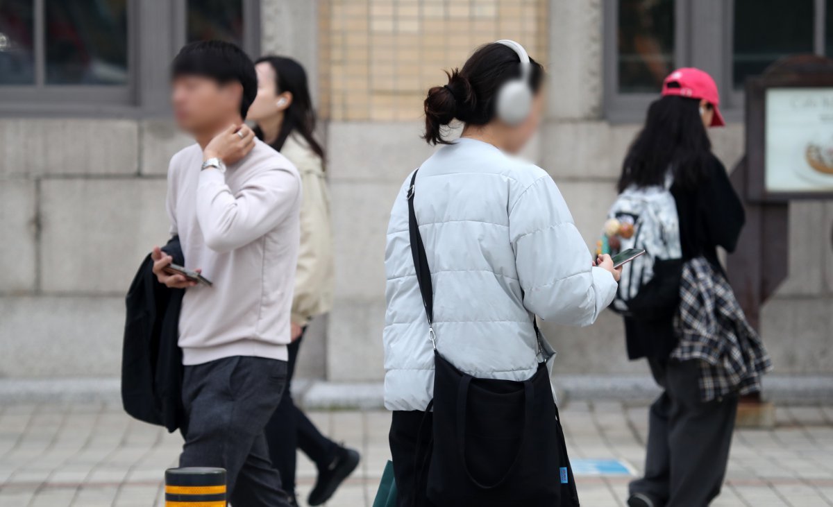 서울 세종대로 광화문광장 인근에서 시민들이 발걸음을 옮기고 있다. 2024.10.7. 뉴스1