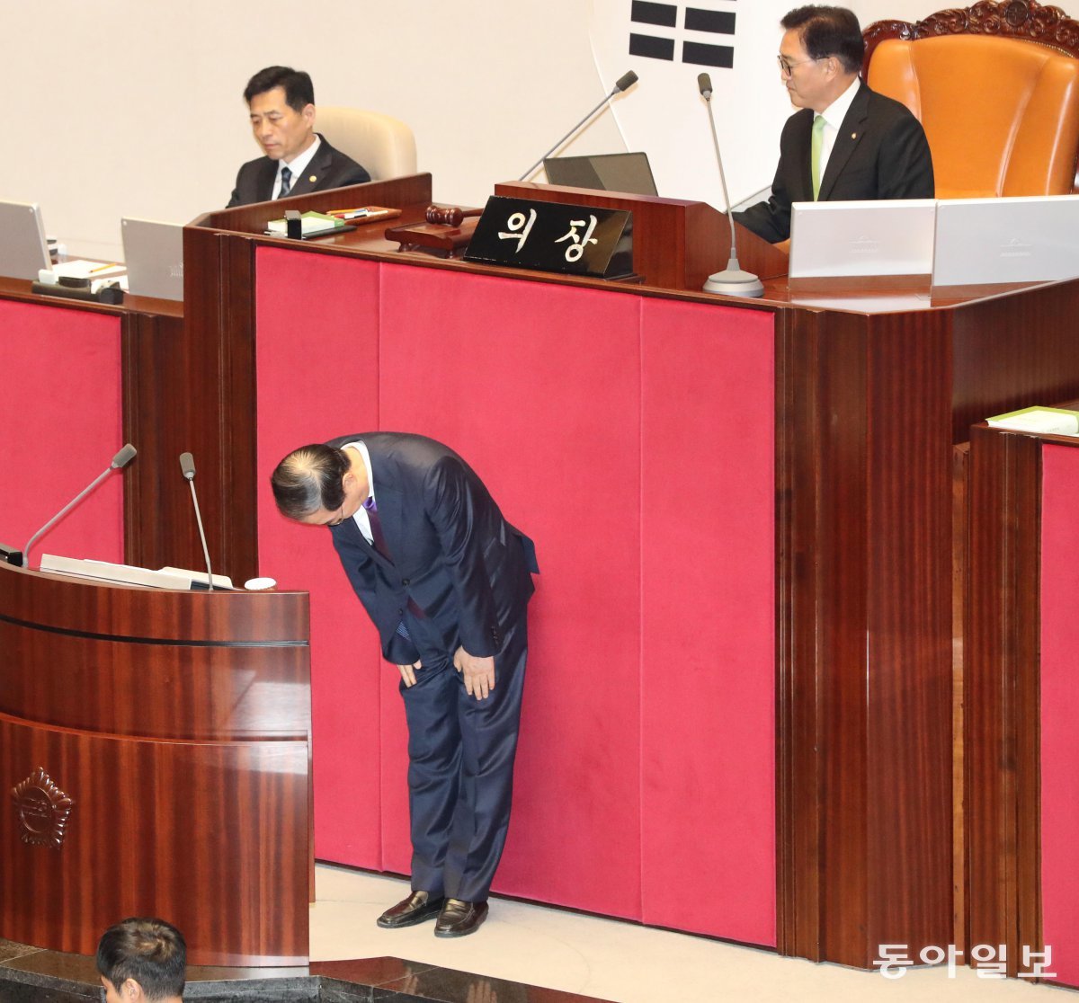 대통령 대신 인사하는 한 총리
한덕수 국무총리가 4일 서울 여의도 국회 본회의장에서 윤석열 대통령의 2025년도 예산안 및 기금운용계획안에 대한 정부 시정연설 대독에 앞서 의원들을 향해 고개 숙여 인사하고 있다. 장승윤 기자 tomato99@donga.com