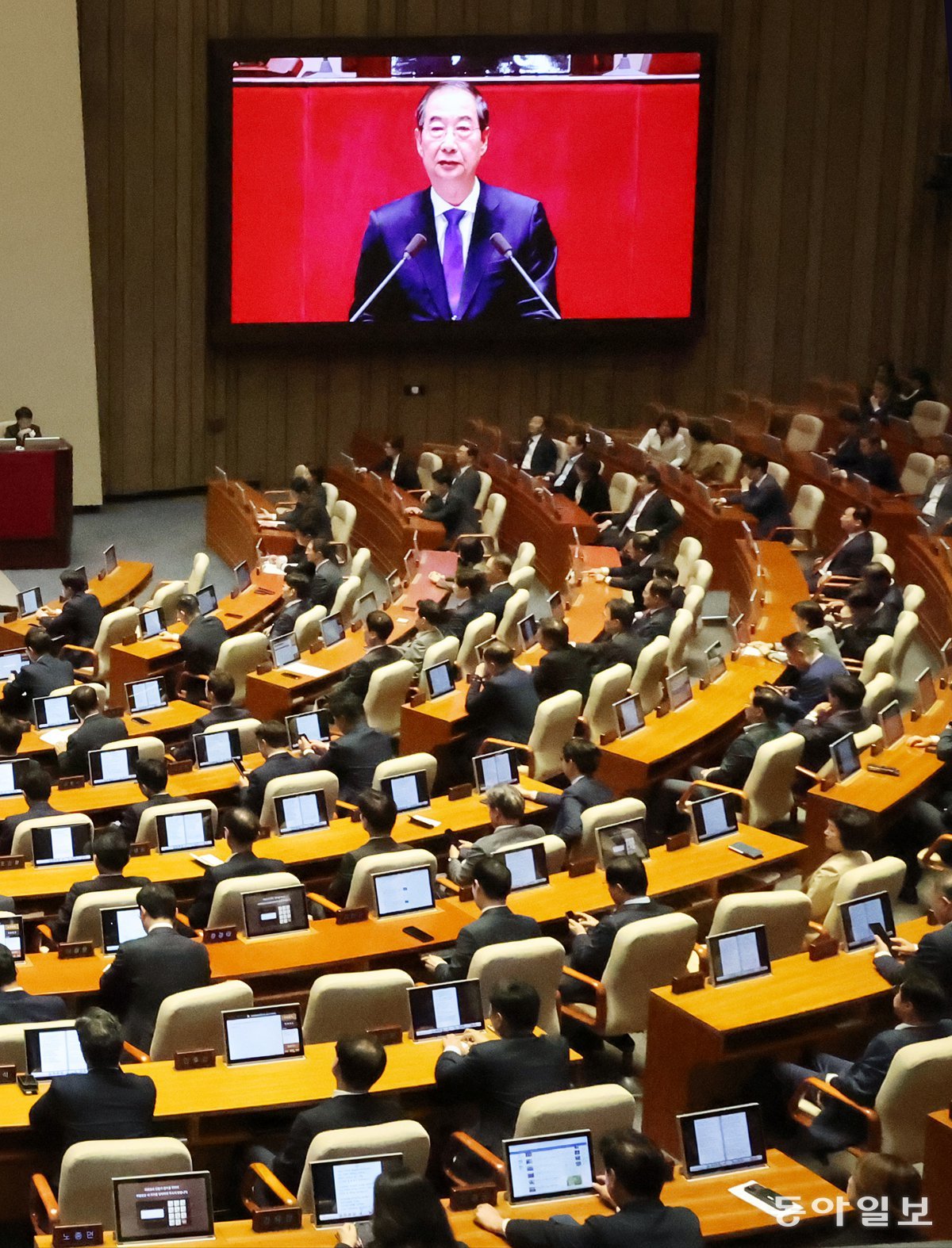 한덕수 국무총리가 4일 서울 여의도 국회 본회의장에서 윤석열 대통령의 2025년도 예산안 및 기금운용계획안에 대한 정부 시정연설을 대독하고 있다. 대통령실은 “야당의 일방적인 특검법 처리 등 국회 상황을 고려한 결정”이라 설명했지만, 야당은 물론이고 여당 내부에서도 “이해할 수 없는 판단”이란 비판이 제기됐다. 장승윤 기자 tomato99@donga.com