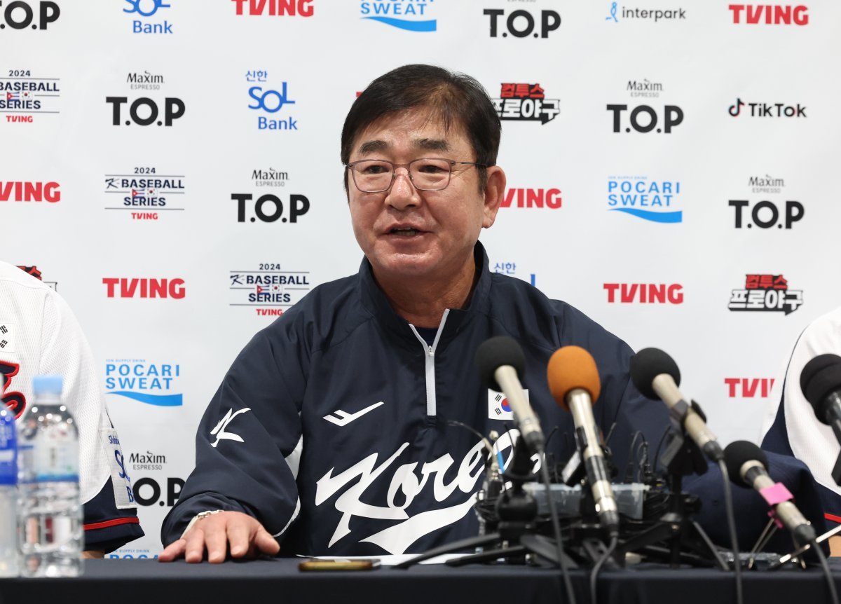 류중일 2024 WBSC 프리미어12 한국 야구대표팀 감독이 1일 서울 구로구 고척스카이돔에서 쿠바와의 1차 평가전에 앞서 인터뷰를 하고 있다. 2024.11.01. 뉴시스