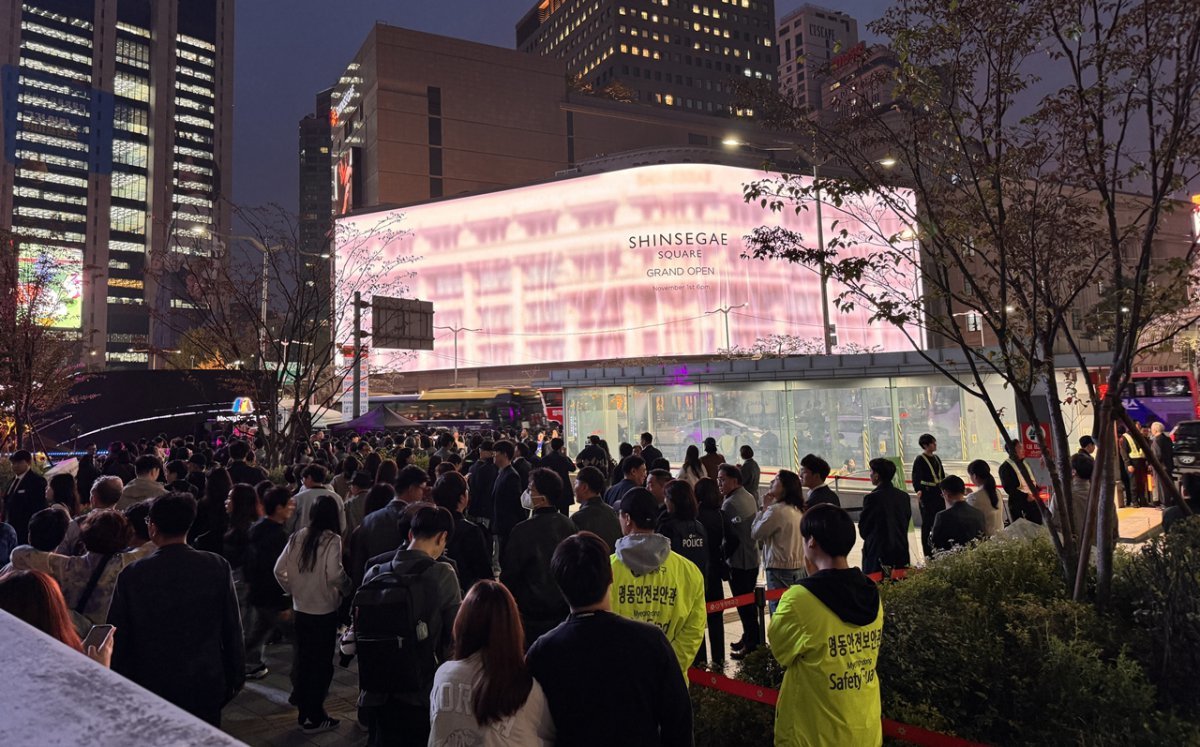 지난 1일 오후 6시 무렵 신세계백화점 본점을 마주하는 서울중앙우체국청사 앞에는 새 크리스마스 영상을 구경하기 위해 모인 시민들로 가득했다. 퇴근길에 멈춰선 직장인부터 명동을 찾은 외국인 관광객까지 발디딜 곳이 없을 정도였다. 윤우열 기자 cloudancer@donga.com