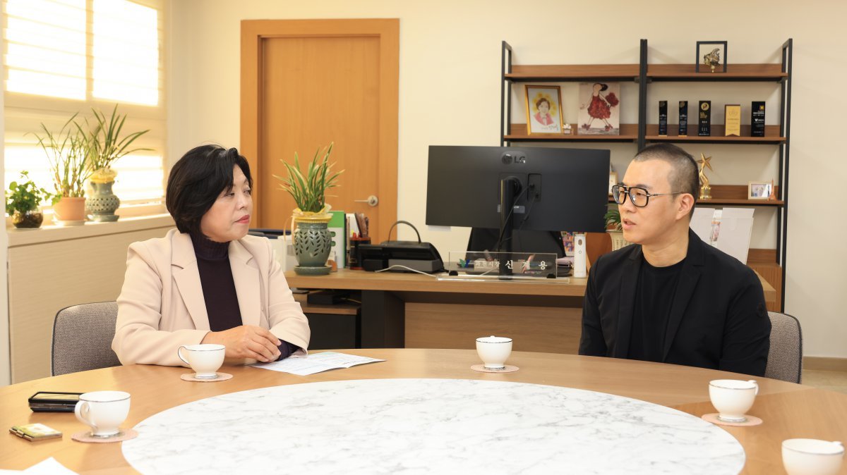 신계용 과천시장(사진 왼쪽)이 김성훈 IPX 대표와 업무협약 전 이야기를 나누고 있다. 과천시 제공