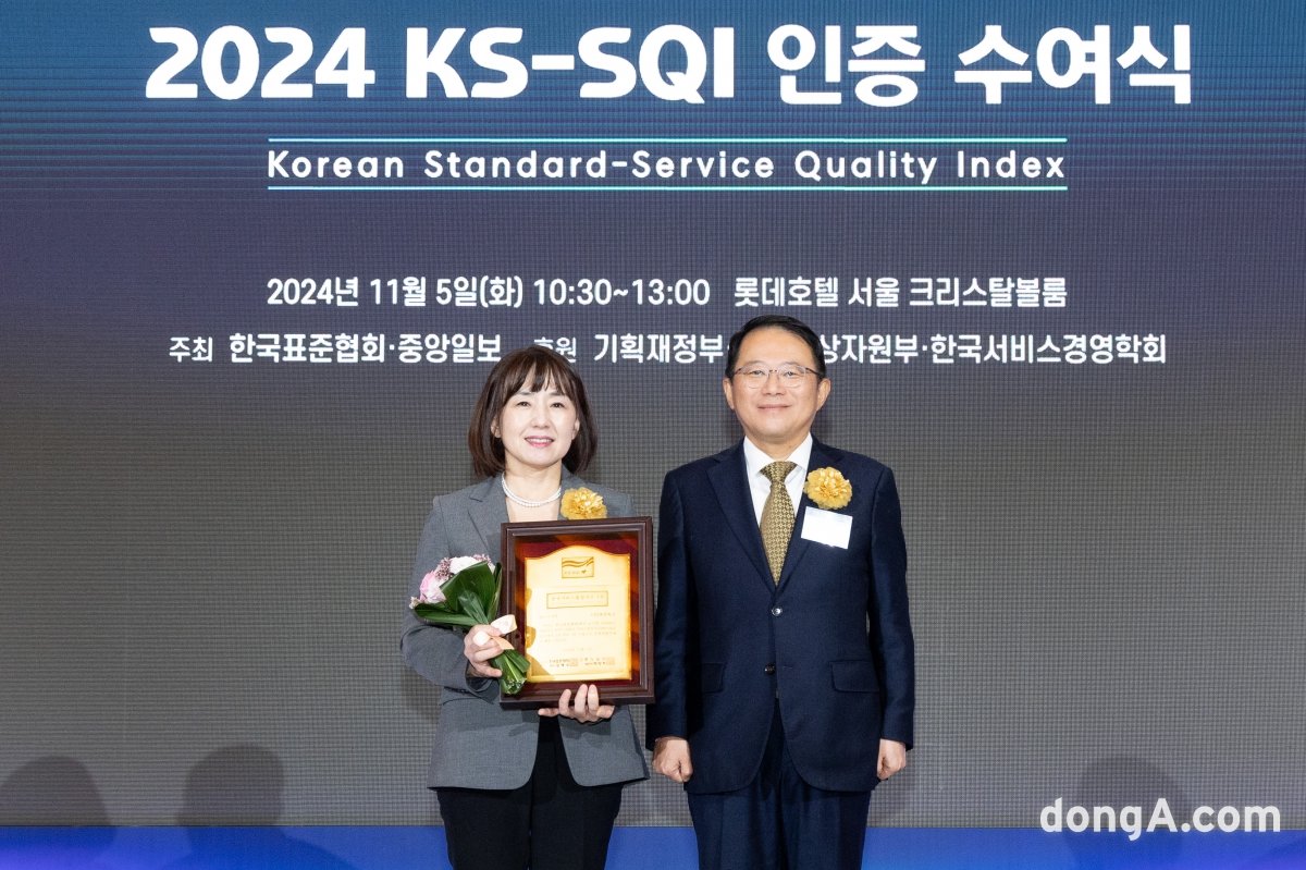 대한항공이 2024년 한국서비스품질지수(KS-SQI) 항공사부문 3년 연속 1위에 올랐다. 5일 서울 중구 롯데호텔 서울에서 열린 KS-SQI 인증 수여식에서 길연주 대한항공 고객서비스실장(왼쪽)과 강명수 한국표준협회 회장이 기념사진을 촬영하고 있다.