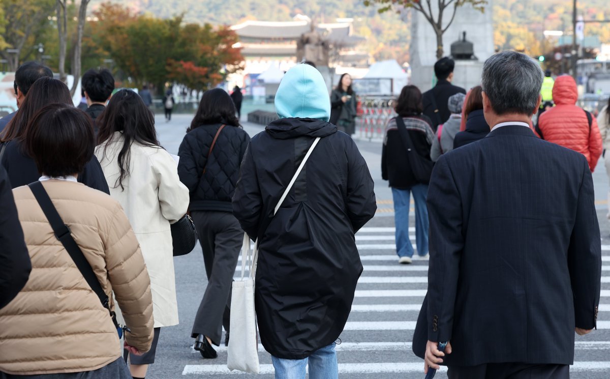 아침 기온이 10도 가량 떨어져 5도 내외의 쌀쌀한 날씨를 보인 5일 서울 세종대로 광화문사거리에서 시민들이 두터운 외투를 입은 채 출근길을 서두르고 있다. 2024.11.5/뉴스1