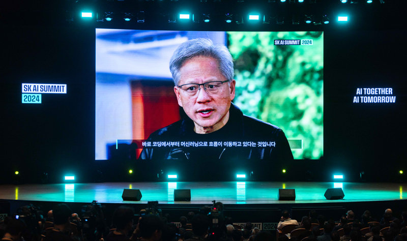 젠슨 황 엔비디아 CEO와 데이비드 패터슨 교수의 특별 대담이 영상을 통해 진행되고 있다.