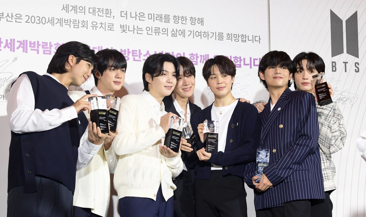 ‘2030부산세계박람회‘ 홍보대사로 위촉된 BTS(방탄소년단)가 19일 서울 용산 하이브에서 위촉패를 들고 기념촬영을 하고 있다.. (공동취재사진) 2022.07.19. 뉴시스