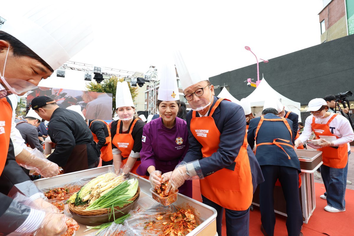 ‘2024 고려인삼 페스티벌’에서 인삼 김치 만들기 체험이 진행되고 있다. 한국인삼협회 제공