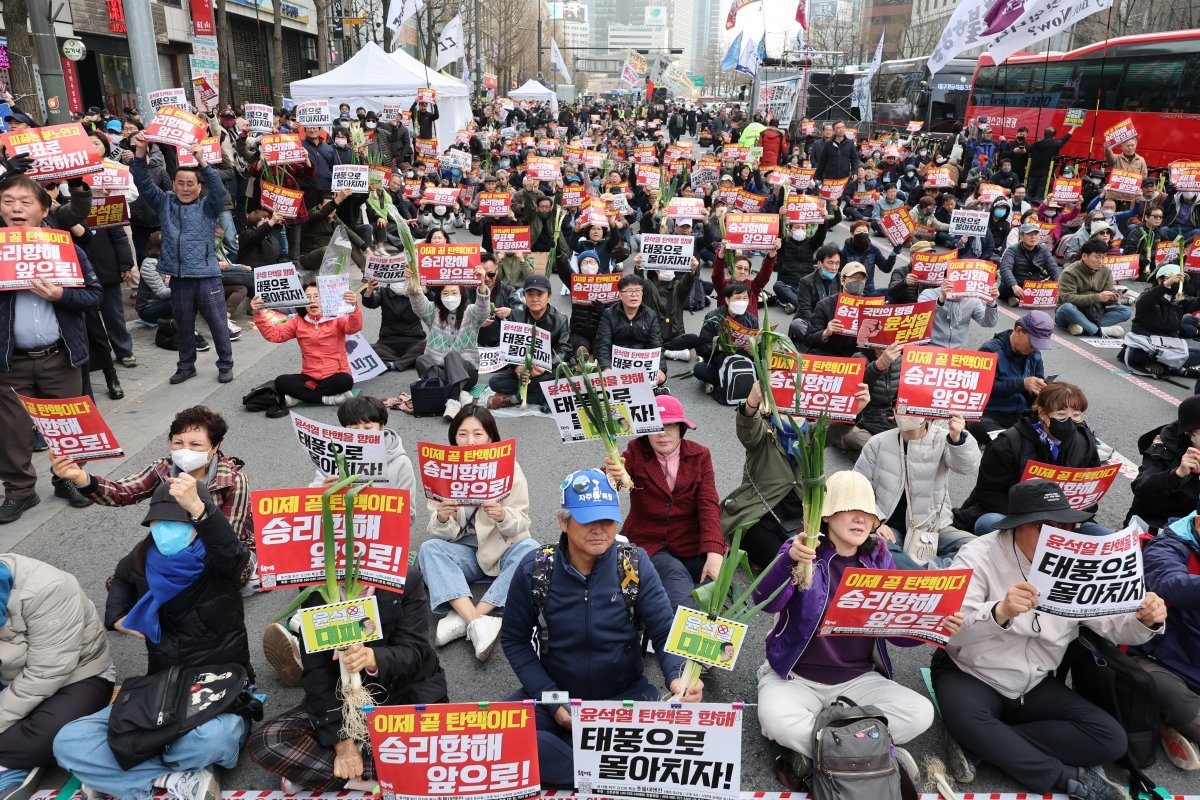 30일 오후 서울 중구 세종대로에서 촛불행동 회원들이 정권 규탄 집회를 하고 있다. 2024.03.30 [서울=뉴시스]