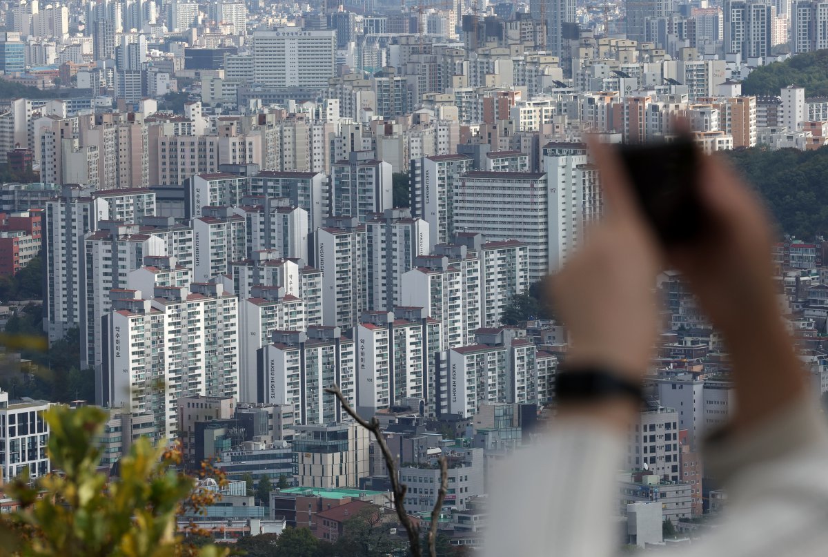 소비자들의 집값 상승 전망이 9개월 만에 하락했다. 정부의 가계대출 관리 강화에 따른 아파트 매매 거래 감소와 매매 가격 상승세 둔화 영향이다. 23일 한국은행이 발표한 ‘10월 소비자동향조사’에 따르면 주택가격전망CSI는 116으로 전달(119)보다 3포인트 떨어졌다. 하락 이후 9개월 만에 내림세다. 사진은 23일 오후 서울 남산에서 바라본 서울 시내. 2024.10.23 [서울=뉴시스]