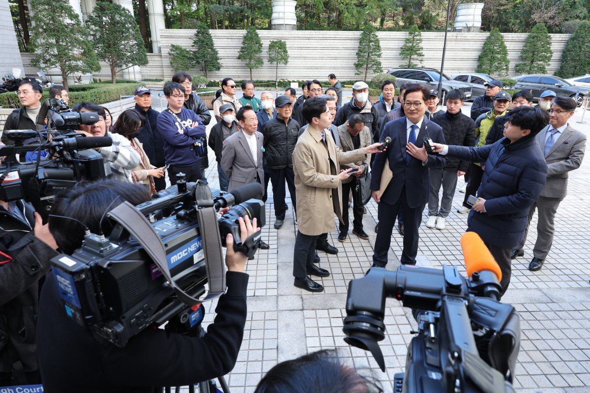 송영길 소나무당 대표가 6일 오후 서울 서초구 서울중앙지방법원에서 열린 특정범죄가중처벌등에관한법률위반(뇌물)등 결심 공판에 출석하며 입장을 밝히고 있다. 송 대표는 평화와먹고사는문제연구소(먹사연)를 통해 불법 정치자금 7억 6300만 원을 받고 박용하 전 여수상공회의소 회장으로부터 소각 시설 청탁을 받으며 4000만 원을 수수한 혐의를 받고 있다. 2024.11.6 뉴스1