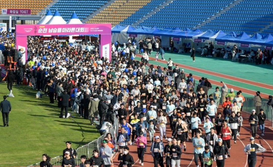 지난해 열린 순천남승룡마라톤 대회 참가자들이 팔마종합운동장에서 힘차게 출발하고 있다. 순천시 제공