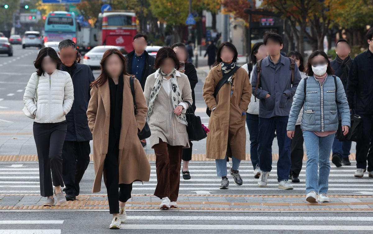 아침 기온이 10도 가량 떨어져 5도 내외의 쌀쌀한 날씨를 보인 5일 서울 세종대로 광화문사거리에서 시민들이 두터운 외투를 입은 채 출근길을 서두르고 있다. 뉴스1