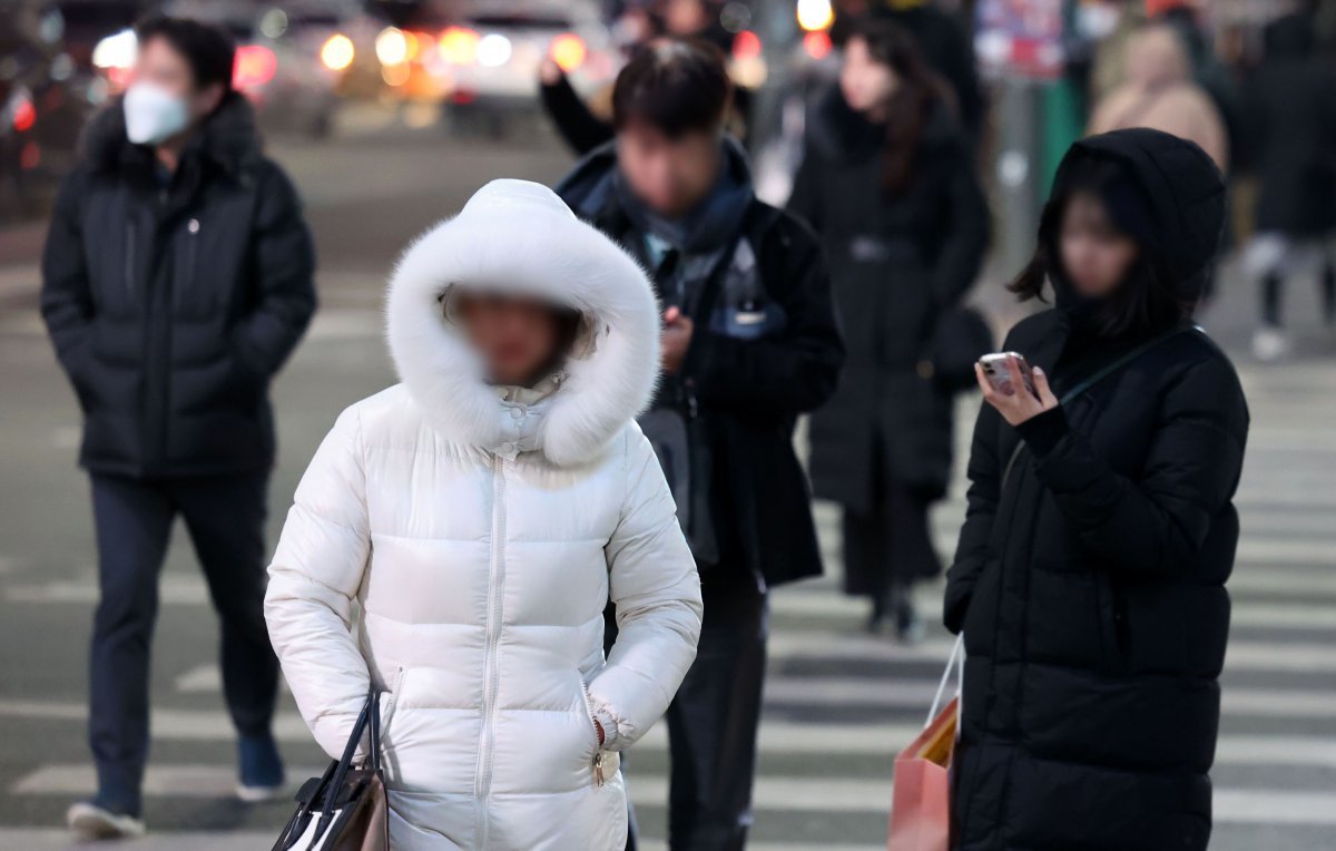 한파가 이어진 24일 저녁 서울 중구 명동에서 퇴근하는 직장인 등 시민들이 길을 걷고 있다. 2024.01.24. [서울=뉴시스]