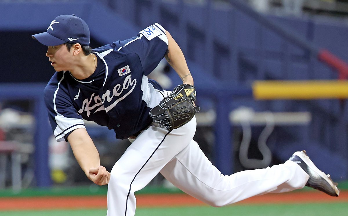 2일 서울 구로구 고척스카이돔에서 열린 2024 WBSC 프리미어12 한국 야구대표팀과 쿠바의 2차 평가전, 5회말 한국 엄상백이 역투하고 있다. 2024.11.02. 뉴시스