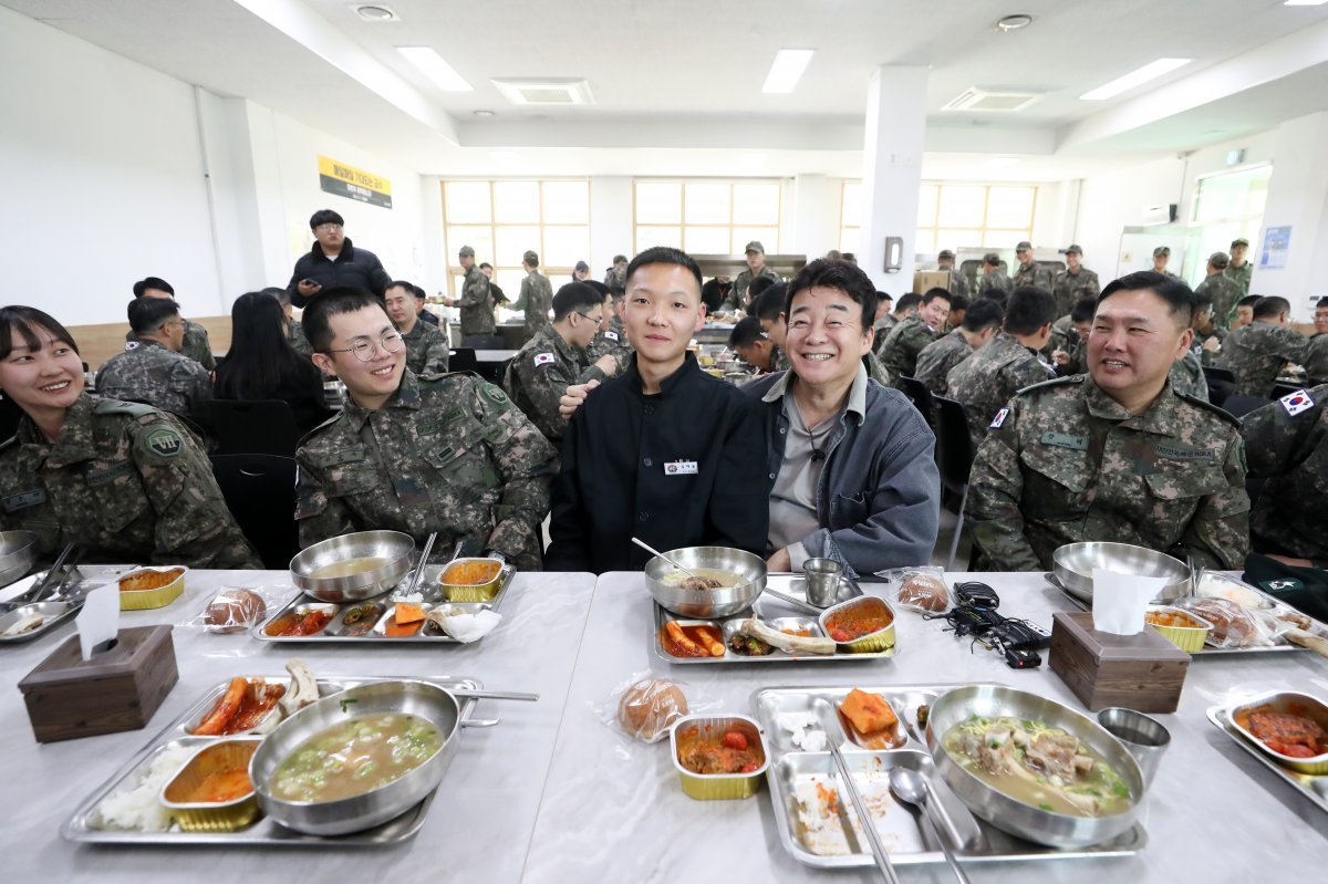 백종원 더본코리아 대표가 7일 경기도의 한 군 부대에서 열린 더본코리아 특식제공 행사에서 부대 취사병과 기념사진을 찍고 있다. 2024.11.7. 뉴스1