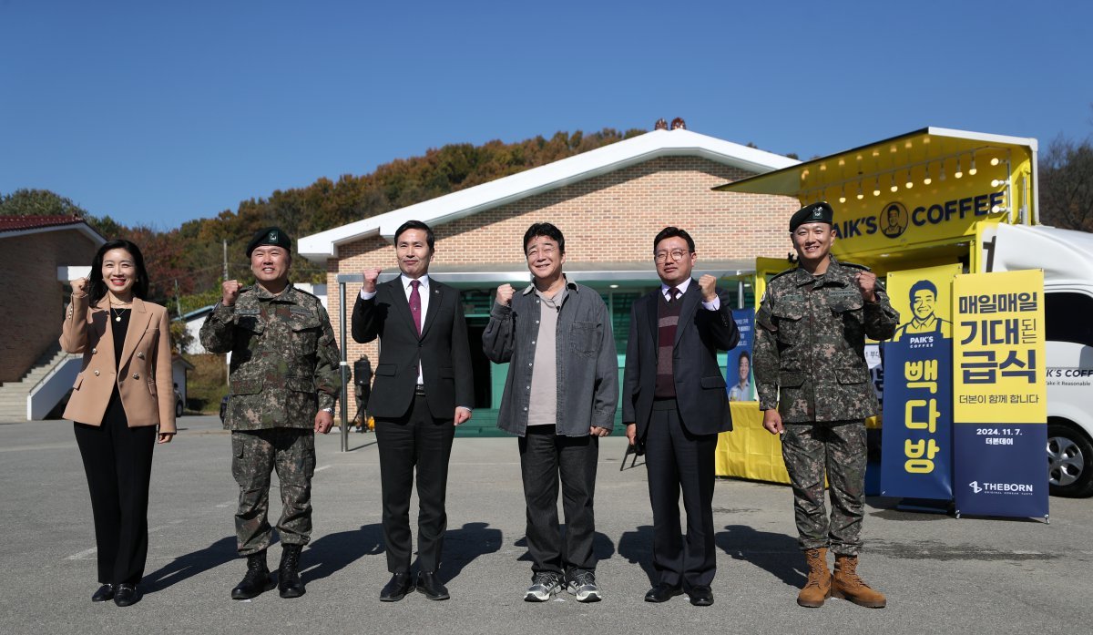 백종원 더본코리아 대표가 7일 경기도의 한 군 부대에서 열린 더본코리아 특식제공 행사에서 김선호 국방부 차관을 비롯한 주요 참석자들과 기념촬영하고 있다. 2024.11.7. 뉴스1