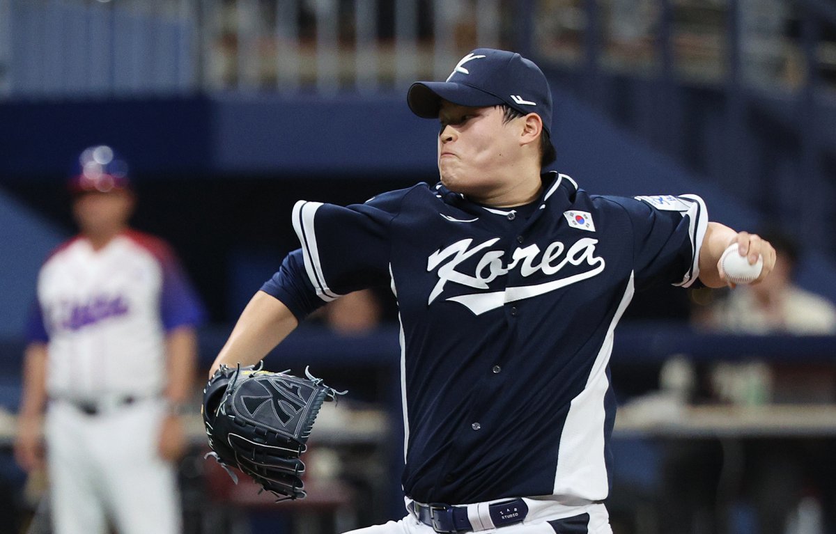 2일 오후 서울 구로구 고척스카이돔에서 열린 ‘2024 K-BASEBALL SERIES’ 대한민국 야구 대표팀과 쿠바 대표팀의 평가전 2차전, 7회말 대한민국 다섯번째 투수로 등판한 최지민이 역투하고 있다. 2024.11.2/뉴스1