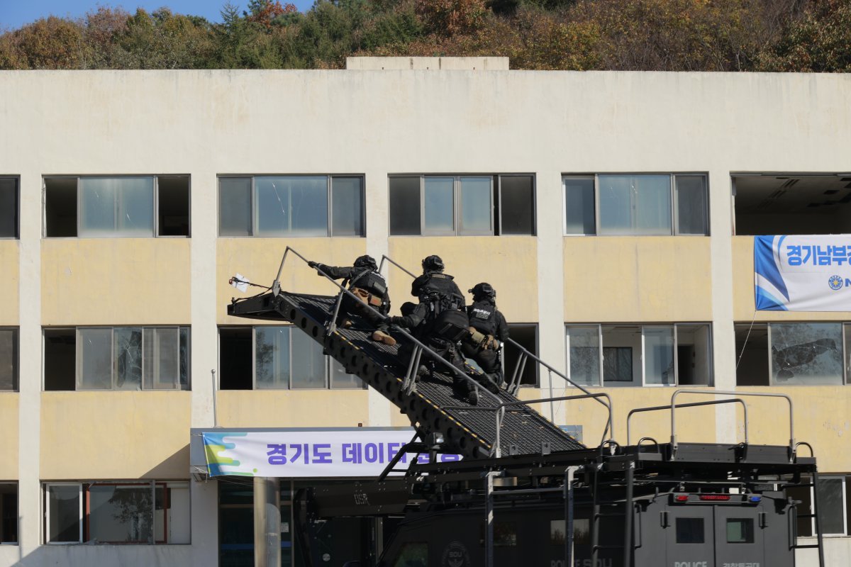 경기남부경찰청이 7일 경기 용인시 언남동 경찰대학(구)에서 ‘2024 하반기 대테러 관계기관 합동훈련’을 진행하고 있다.(경기남부경찰청 제공)