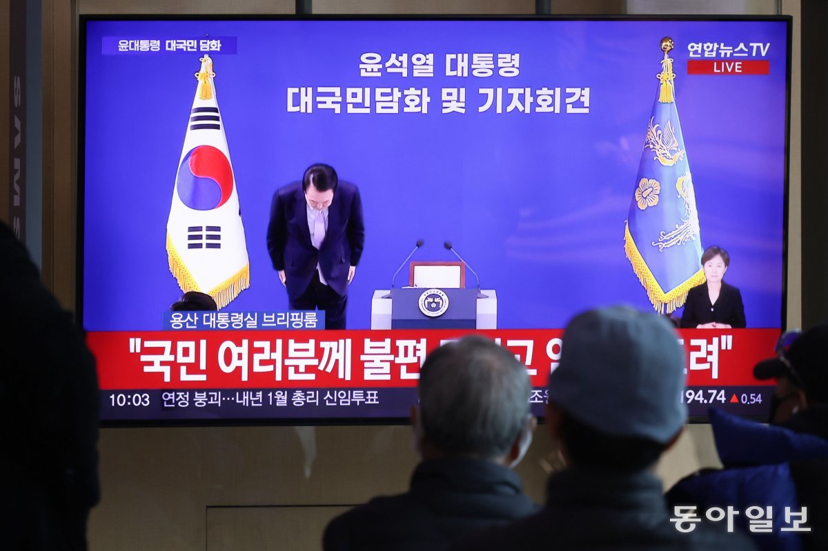 7일 오전 서울 중구 서울역 대기실에서 시민들이 윤석열 대통령 대국민담화 및 기자회견 생중계 방송을 지켜보고 있다. 박형기 기자 oneshot@donga.com