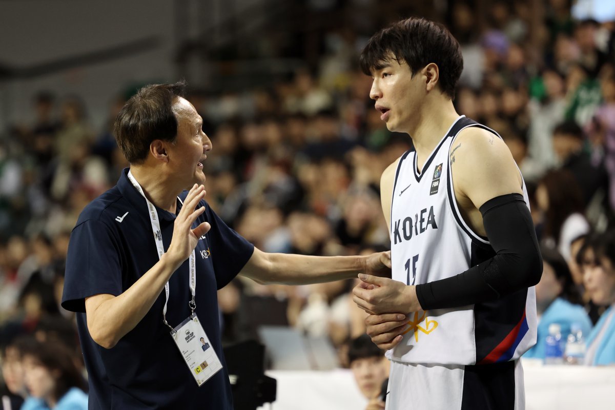 25일 오후 강원도 원주종합체육관에서 열린 2025년 국제농구연맹(FIBA) 아시아컵 예선 A조 2차전 대한민국과 태국의 경기, 한국 안준호 감독이 김종규에게 지시하고 있다. 2024.02.25 [원주=뉴시스]