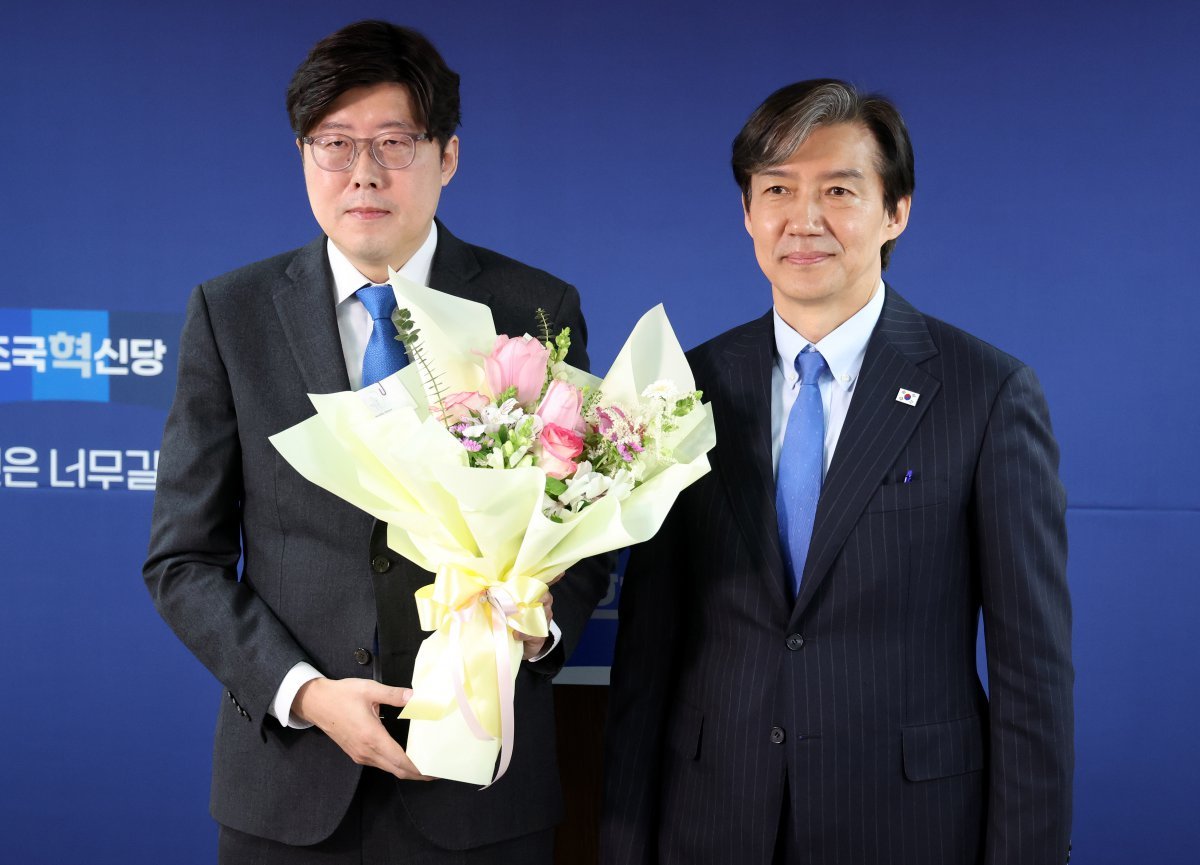 조국 조국혁신당 대표가 11일 오전 서울 여의도 조국혁신당 당사에서 열린 전문가 입당식에서 이규원 전 대구지검 부부장검사에게 꽃다발을 전달한 후 기념촬영을 하고 있다. 2024.03.11 [서울=뉴시스]