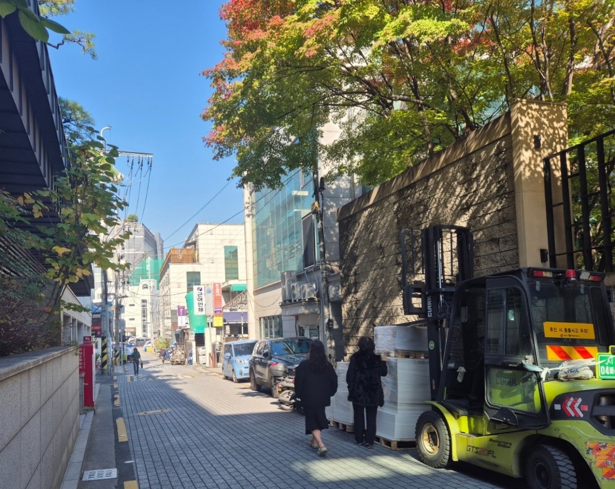 7일 오후 서울 중구 충무로 인쇄골목에 종이를 실은 지게차가 주차돼있다. ⓒ 뉴스1