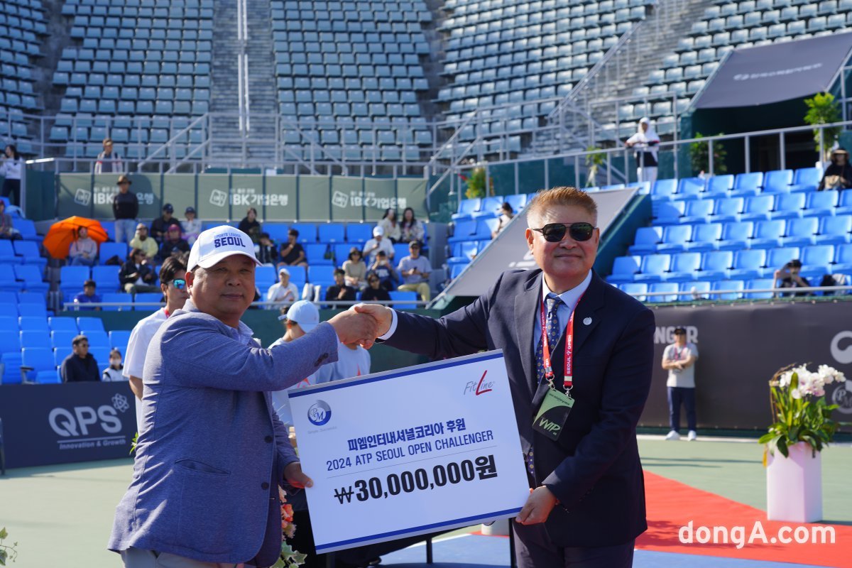 최성현 서울특별시협회 회장(왼쪽)이 오상준 PMIK 대표로부터 ‘2024 ATP 서울 오픈 챌린저’ 후원 물품을 전달받고 있다.