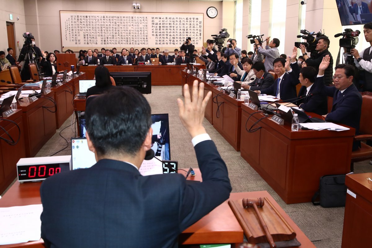 정청래 국회 법사위원장이 8일 오전 서울 여의도 국회에서 열린 법제사법위원회 전체회의에서 법무부 2025년도 예산안 중 검찰의 특수활동비·특정업무경비 587억원을 전액 삭감하는 내용의 예산안 수정안에 대한 표결을 하고 있다. 여당 의원들은 보복성 예산삭감이라고 강력 반발하며 의결전 회의장을 나갔다. 2024.11.8 뉴스1