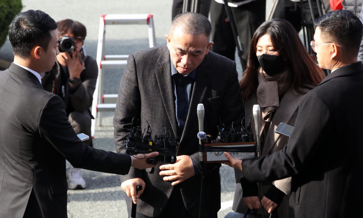 ‘정치 브로커’ 명태균 씨(가운데)가 8일 오전 정치자금법 위반 혐의 피의자 신분으로 검찰 조사를 받기 위해 경남 창원시 성산구 창원지방검찰청으로 출석하며 취재진 질문을 받고 있다. 2024.11.8 뉴스1