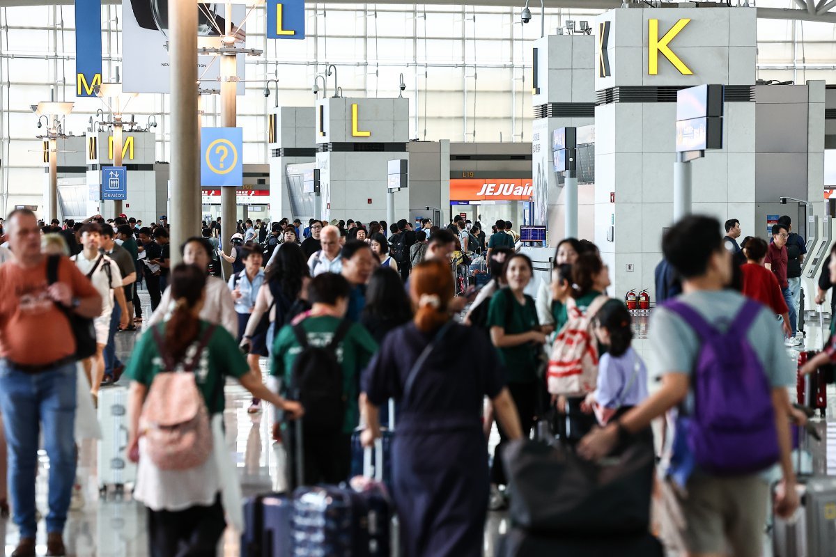 여름 휴가철 맞은 28일 인천 중구 인천국제공항 제1여객터미널 출국장에서 여행객들이 출국준비를 하고 있다. 2024.07.28. 뉴시스