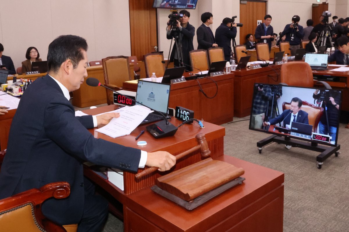 정청래 국회 법사위원장이 8일 오전 서울 여의도 국회에서 열린 법제사법위원회 전체회의에서 법무부와 감사원, 대법원 등 소관기관 6곳의 2025년도 예산안을 의결하고 있다. 여당인 국민의힘은 예산안 처리에 반발하며 표결 직전 회의장에서 퇴장했다. 2024.11.08. 뉴시스