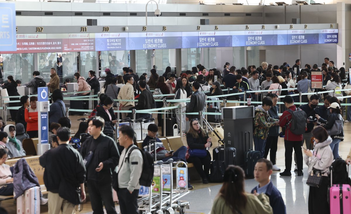 중국의 한국인 무비자 입국 시행 첫날인 8일 인천 중구 인천국제공항 1터미널 출국장에서 관광객들이 중국행 비행기 탑승을 위해 수속 절차를 기다리고 있다.  2024.11.08. 뉴시스