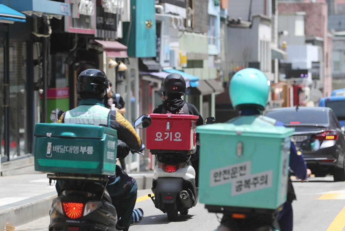 서울의 한 대학가에 배달 라이더들이 이동하고 있다. ⓒ News1 이성철 기자