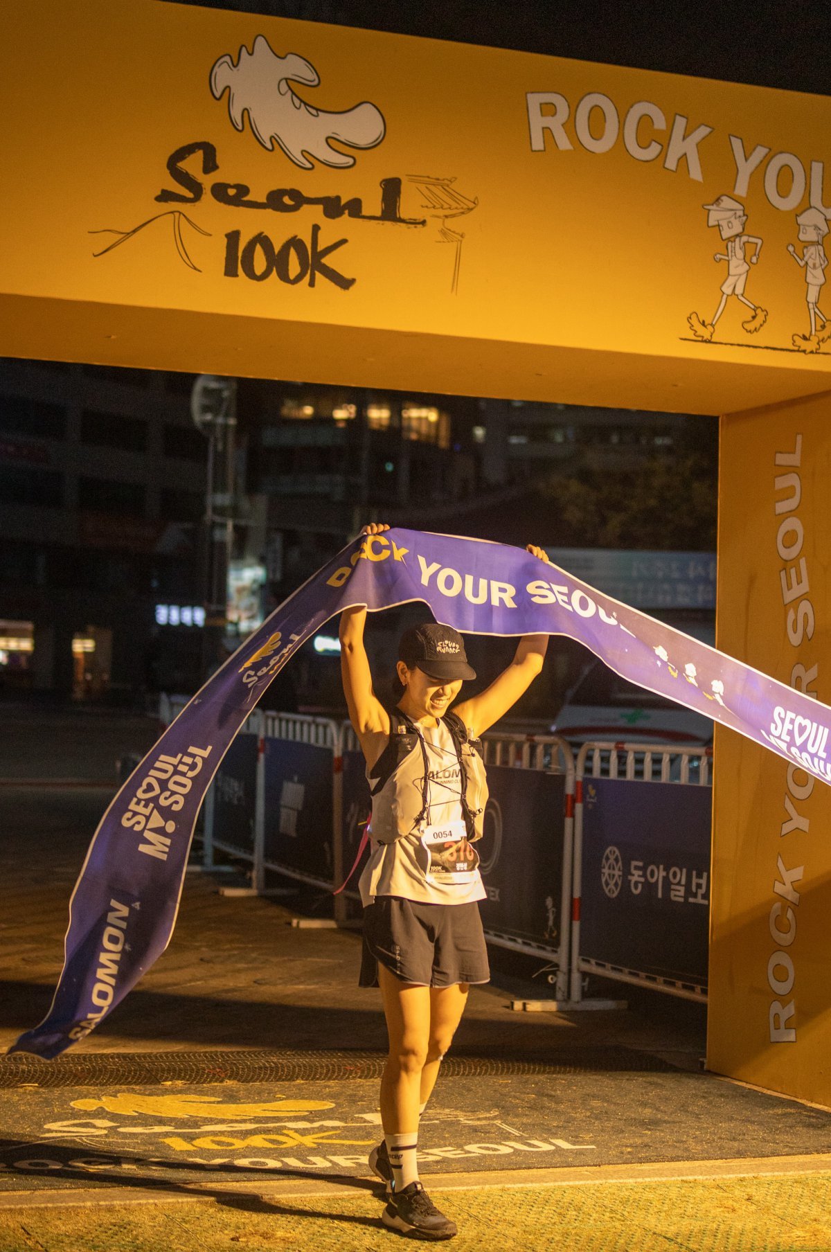 정현성 씨가 서울 100K(서울국제울트라트레일러닝대회) 100km 여자부에서 3위로 들어오고 있다. 서울 100K 사무국 제공.