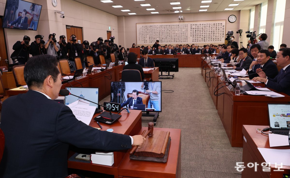 더불어민주당 소속 정청래 국회 법제사법위원장(왼쪽)이 8일 오전 서울 여의도 국회에서 열린 법사위 전체회의에서 법무부 등 소관기관의 내년도 예산안을 의결하고 있다. 야당은 이날 2025년도 검찰 특수활동비(특활비)와 특정업무경비를 전액 삭감한 법무부 예산안을 단독으로 의결했다. 여당 소속 법사위원들은 이에 대한 항의의 뜻으로 퇴장했다. 장승윤 기자 tomato99@donga.com