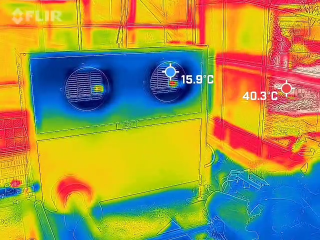 열화상 카메라로 촬영한 시설 내외부 온도 차이. 블라젠 수랭식 냉난방기는 기름 온풍기 대비 90% 에너지 절감 효과가 있다.
