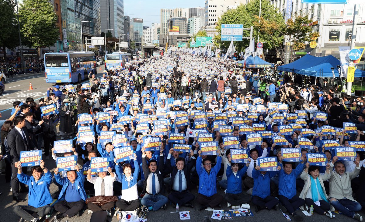 이재명 더불어민주당 대표와 지도부를 비롯한 당원들이 2일 서울역 인근에서 열린 ‘김건희·윤석열 국정농단 규탄 및 특검 촉구 국민행동의 날’ 집회에서 손피켓을 들고 구호를 외치고 있다. (공동취재) 2024.11.02.뉴시스