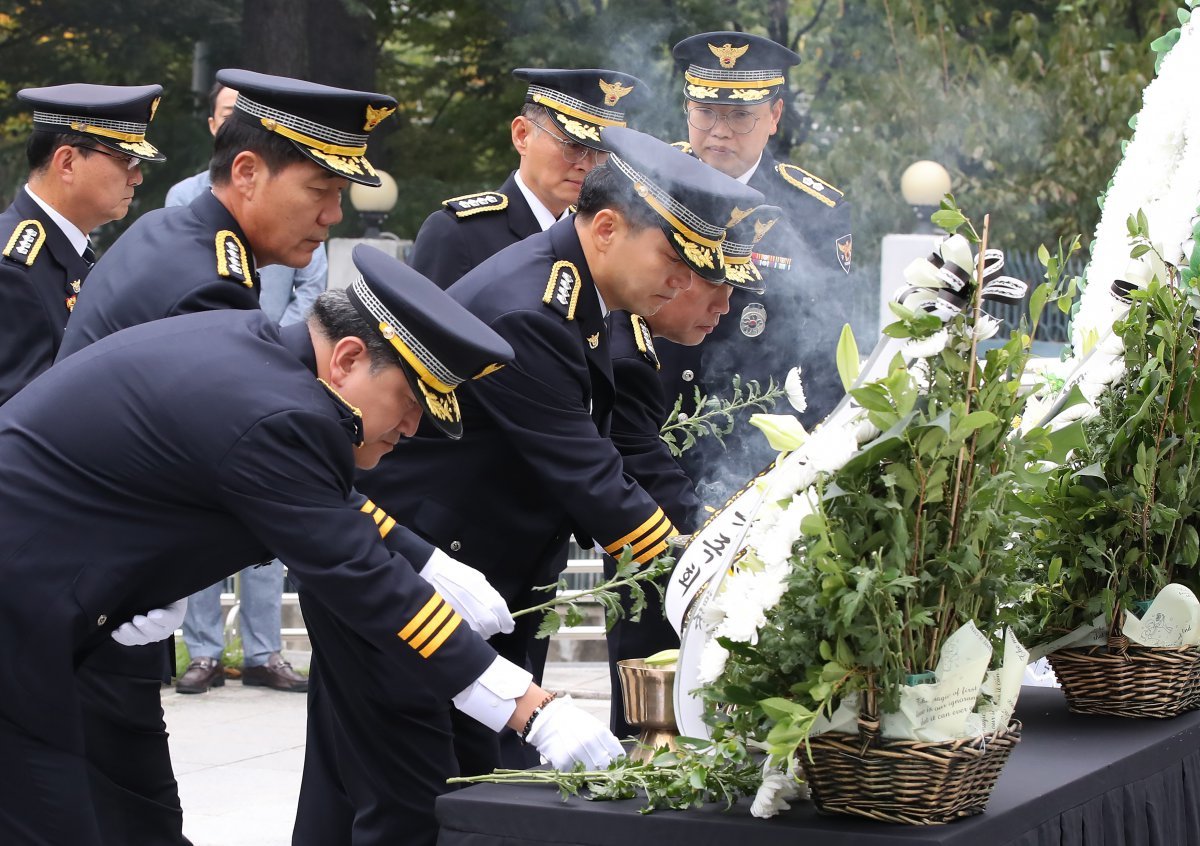 제79주년 경찰의 날을 맞아 21일 오전 대구경찰청 옆 대구경찰시민공원에서 열린 순직 경찰관 추모식에서 대구경찰 간부들이 헌화하고 있다. 2024.10.21/뉴스1