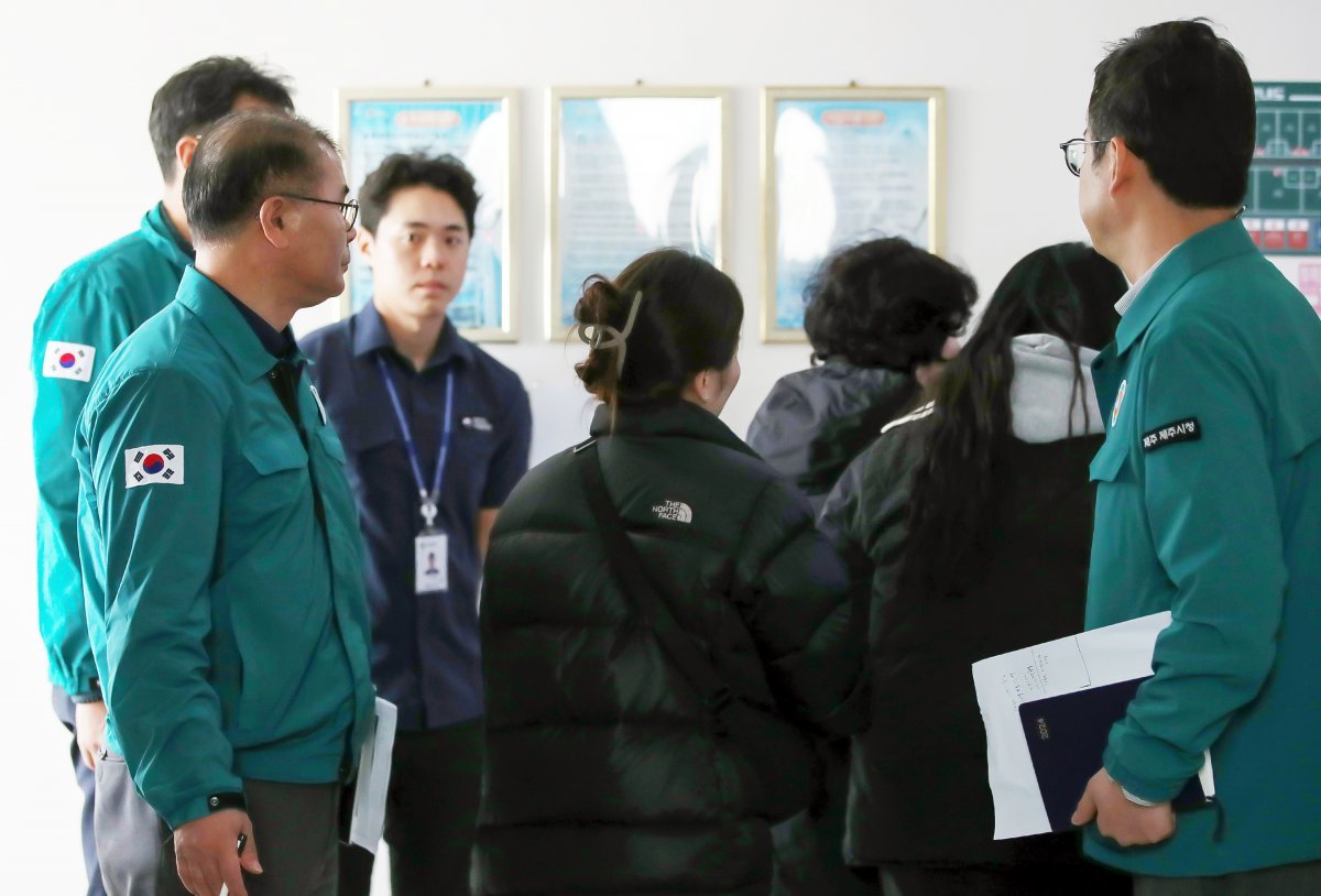 8일 오후 제주 해상에서 침몰한 135금성호 실종 선원 가족들이 한림항 인근에 마련된 가족 대기실로 이동하고 있다. 이날 부산선적 선망어선 ‘135금성호’(129톤·승선원 27명)이 침몰해 현재 12명이 실종 상태다. 구조된 15명 중 한국인 2명은 심정지 상태로 병원에 이송됐으나 결국 숨졌다. 2024.11.8/뉴스1