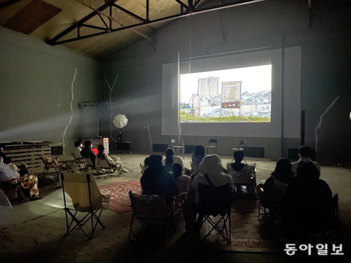 8일 전남 영암 대동공장 창고에서 열린 숲숲영화제 장면. 청년마을 달빛포레스트 제공.