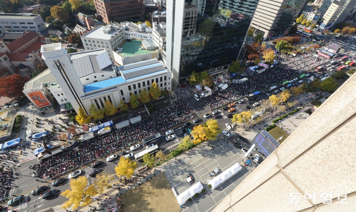 9일 오후 진보와 보수의 맞불집회로 시청, 광화문 일대 도심은 극심한 교통정체와 휴일 나들이 나온 시민들이 큰 불편을 겪었다. 장승윤 기자 tomato99@donga.com