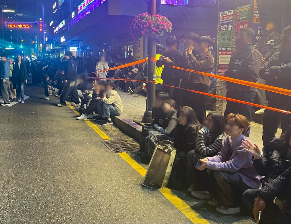 9일 오후 부산 불꽃축제가 열린 가운데 일부 시민들이 대리석에 걸터앉아 폭죽을 관람하고 있다.2024.11.9/ⓒ News1